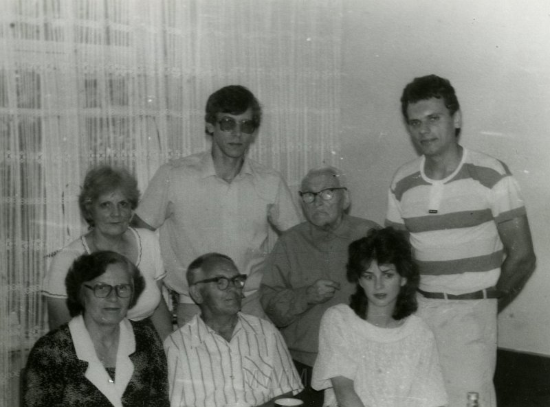 KKE 4174-146.jpg - Fotografia rodzinna Zabagońskich. Od lewej w górnym rzędzie Aleksandra Zabagońska, pierwszy od prawej Jerzy Zabagoński
